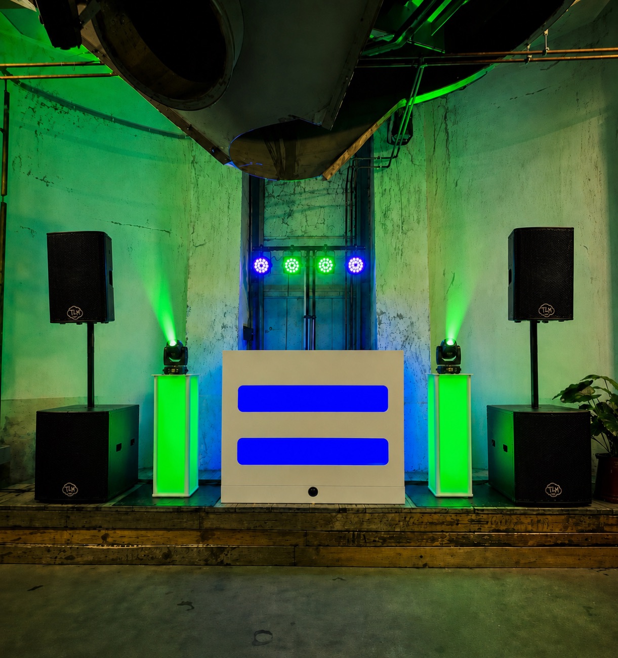 Opgebouwde DJ-set met sfeerverlichting