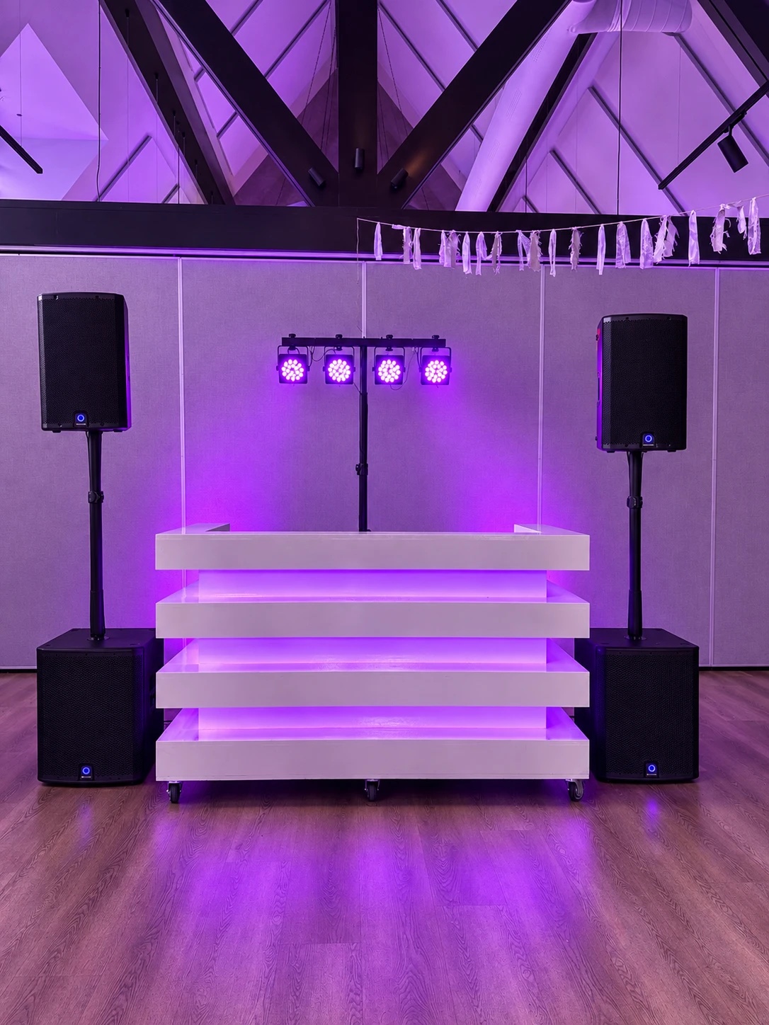 Bruiloftset klein met witte DJ-booth en paarse verlichting