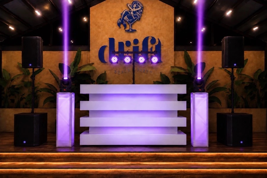 Sfeervol opgebouwde DJ-set met verlichting op een feestlocatie